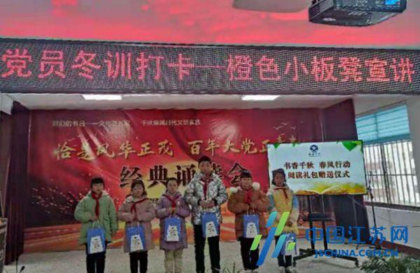 黑色大衣怎么搭配衣服游戏画面